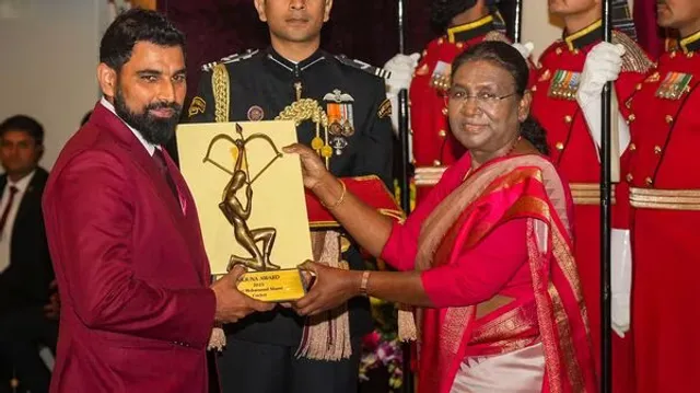 मोहम्मद शमी को किया गया Arjun Award से सम्मानित, अवार्ड लेते समय भावुक हुए शमी